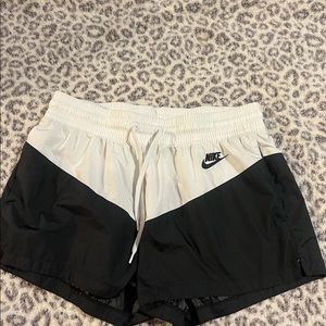 nike windbreaker material shorts size medium